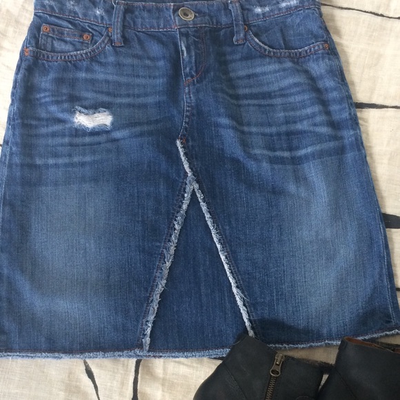 Dresses & Skirts - 🍃 Banana Republic Distressed Denim Skirt